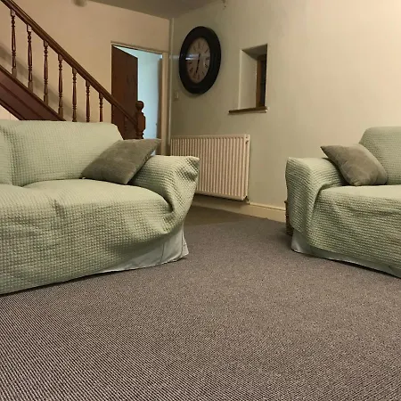 Comfortable Two-bed With Views To Coast And Hills *