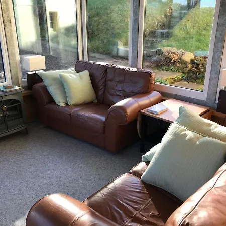 Comfortable Two-bed With Views To Coast And Hills *