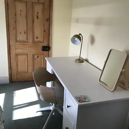 Comfortable Two-bed With Views To Coast And Hills *