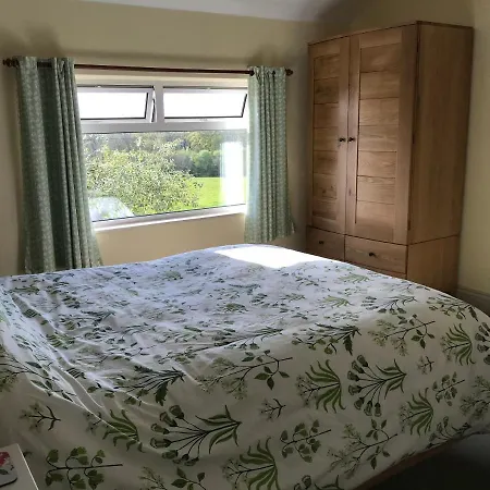 Comfortable Two-bed With Views To Coast And Hills *