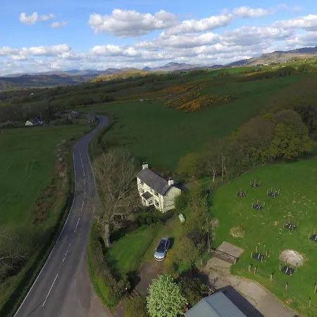 Comfortable Two-bed With Views To Coast And Hills *